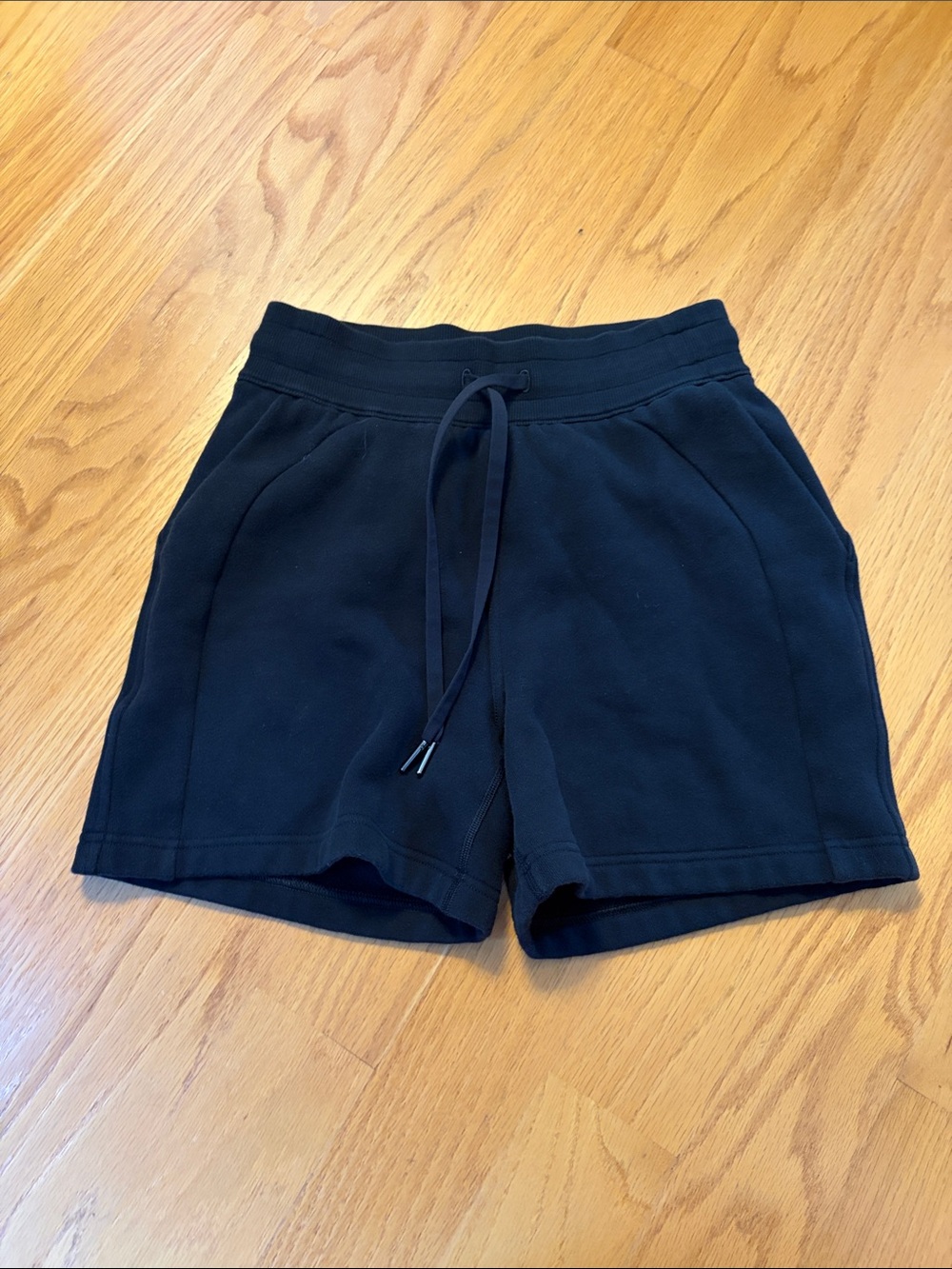 Lululemon Scuba High-Rise Women's Shorts - Black size 4 LW7CBOS